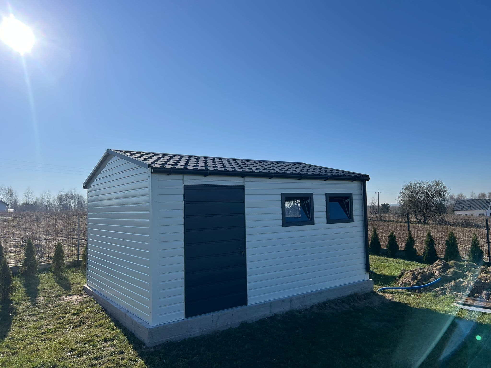 Blaszany domek ogrodowy 4 × 5 m z oknami i drzwiami — 20 m² — RivetStal — producent garaży