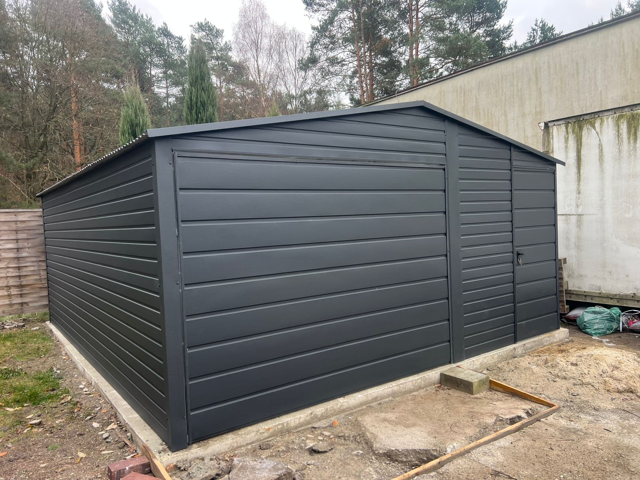 Garaż blaszany 5 × 6 m z dachem dwuspadowym i bramą uchylną — 30 m² — RivetStal — producent garaży