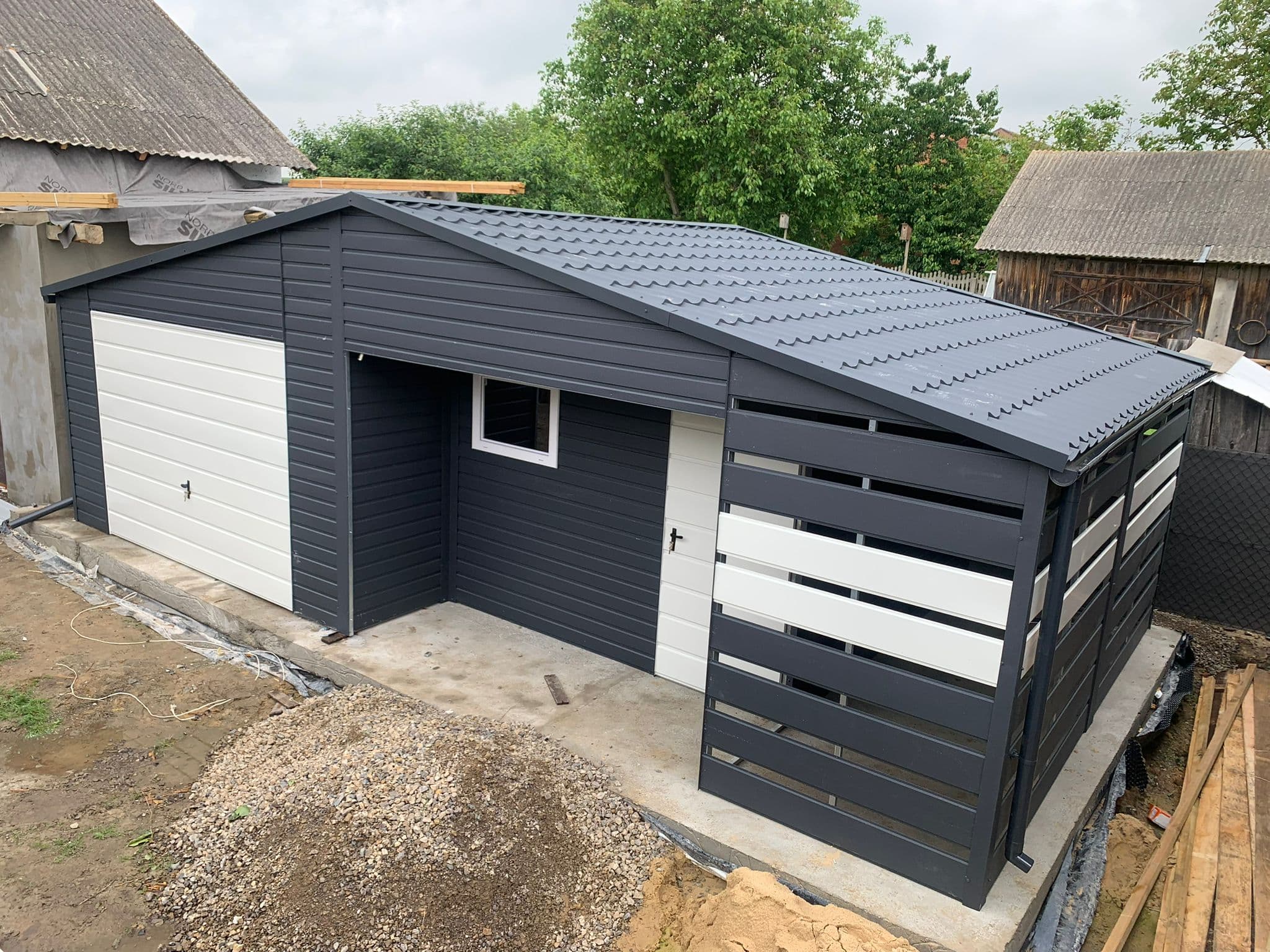 Garaż blaszany 8 × 6 m z wiatą i pomieszczeniem gospodarczym — 48 m² — RivetStal — producent garaży