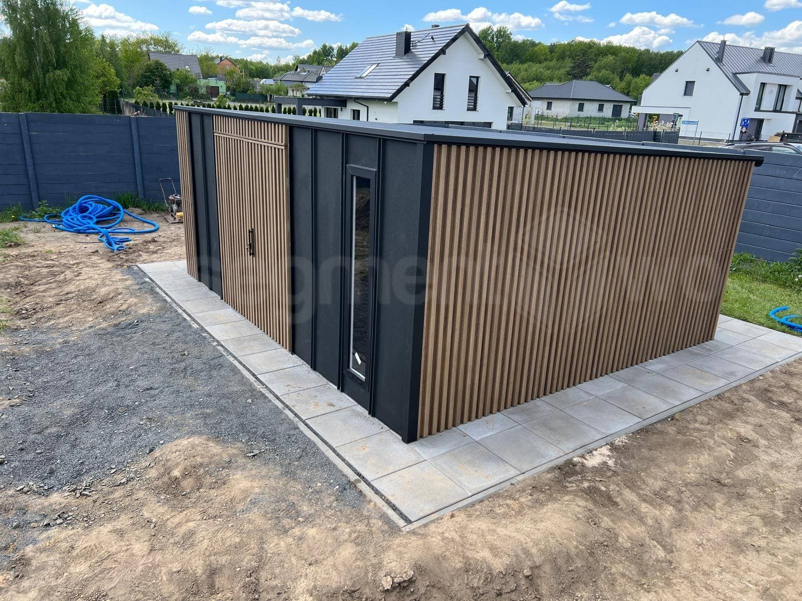 Domek ogrodowy 5,5 × 4,5 m z zadaszeniem bocznym — 20 m² wnętrza — Segmentowo Artur Pazdan