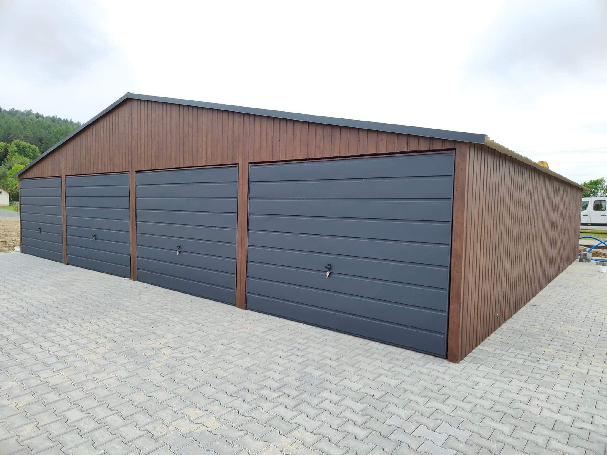 Garaż blaszany 12 × 8 m z czterema bramami podnoszonymi — 96 m² — ŚLIW-STAL FPHU Grzegorz Śliwa