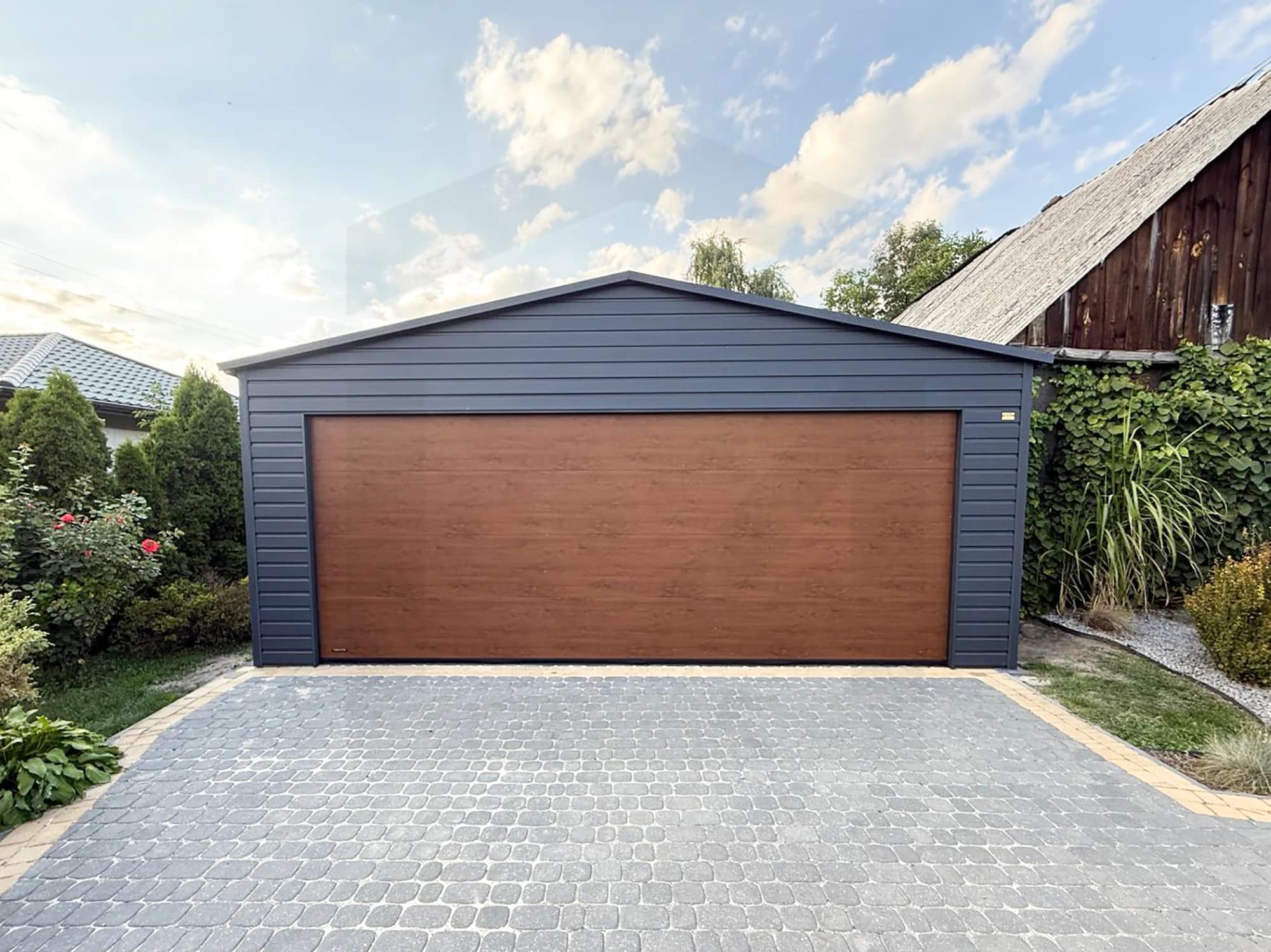 Garaż blaszany 6 × 5 m Grafit / Orzech z bramą segmentową 5 × 2 m — Stal4U Adam Frys