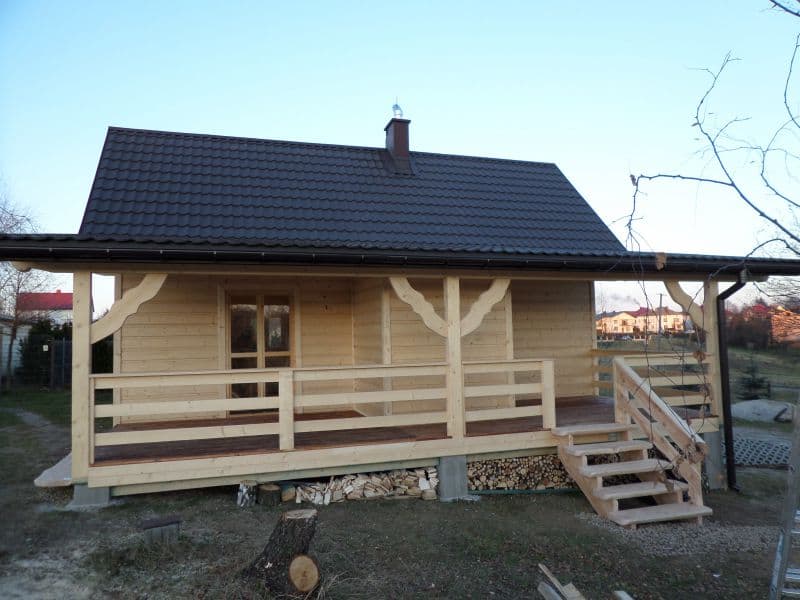 Drewniany dom całoroczny EDWARD — 100 m² użytkowej z werandą — „Wszelkie Wyroby Drzewne – Wyrób i Sprzedaż” s.c. Krzysztof Staszczak, Piotr Staszczak