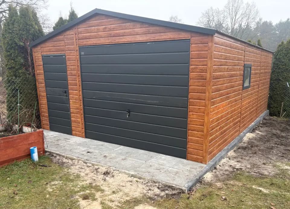Garaż blaszany 5 × 6 m, złoty dąb, brama uchylna — STYLMETAL Dawid Załubski