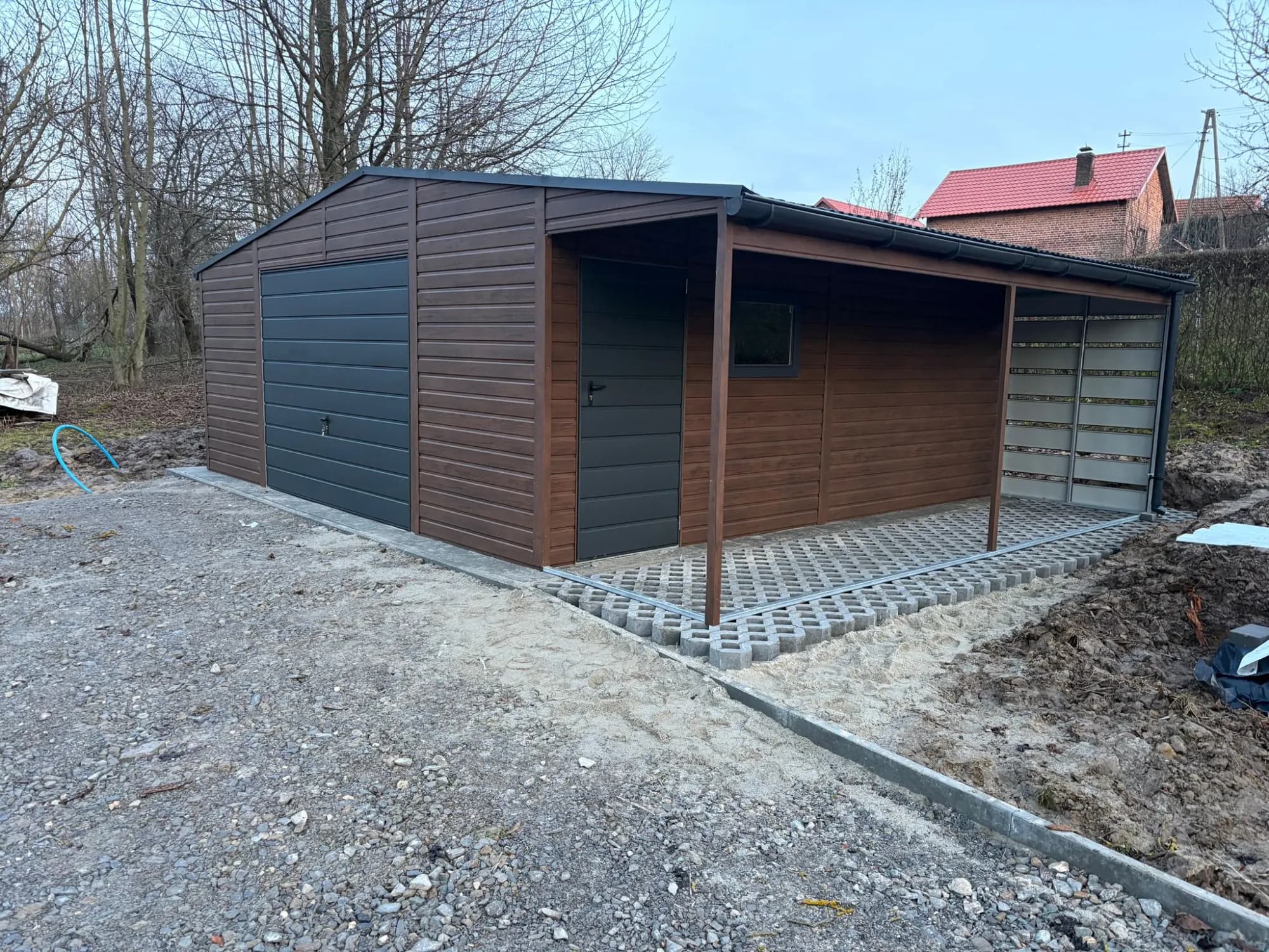 Garaż blaszany 6 × 6 m z wiatą 2 m, drzwi i okno pod wiatą — STYLMETAL Dawid Załubski