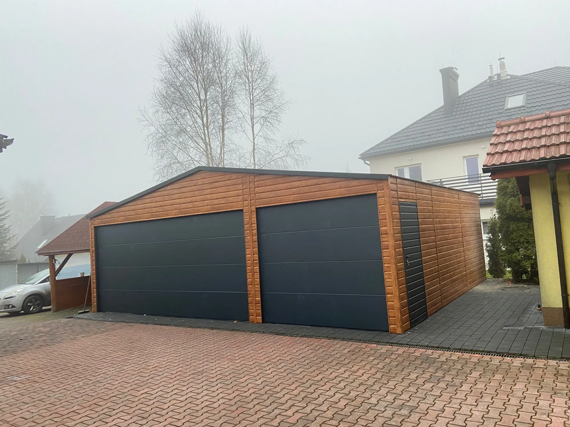 Garaż blaszany 8,2 × 7 m, złoty dąb, dwie bramy segmentowe z napędem — STYLMETAL Dawid Załubski