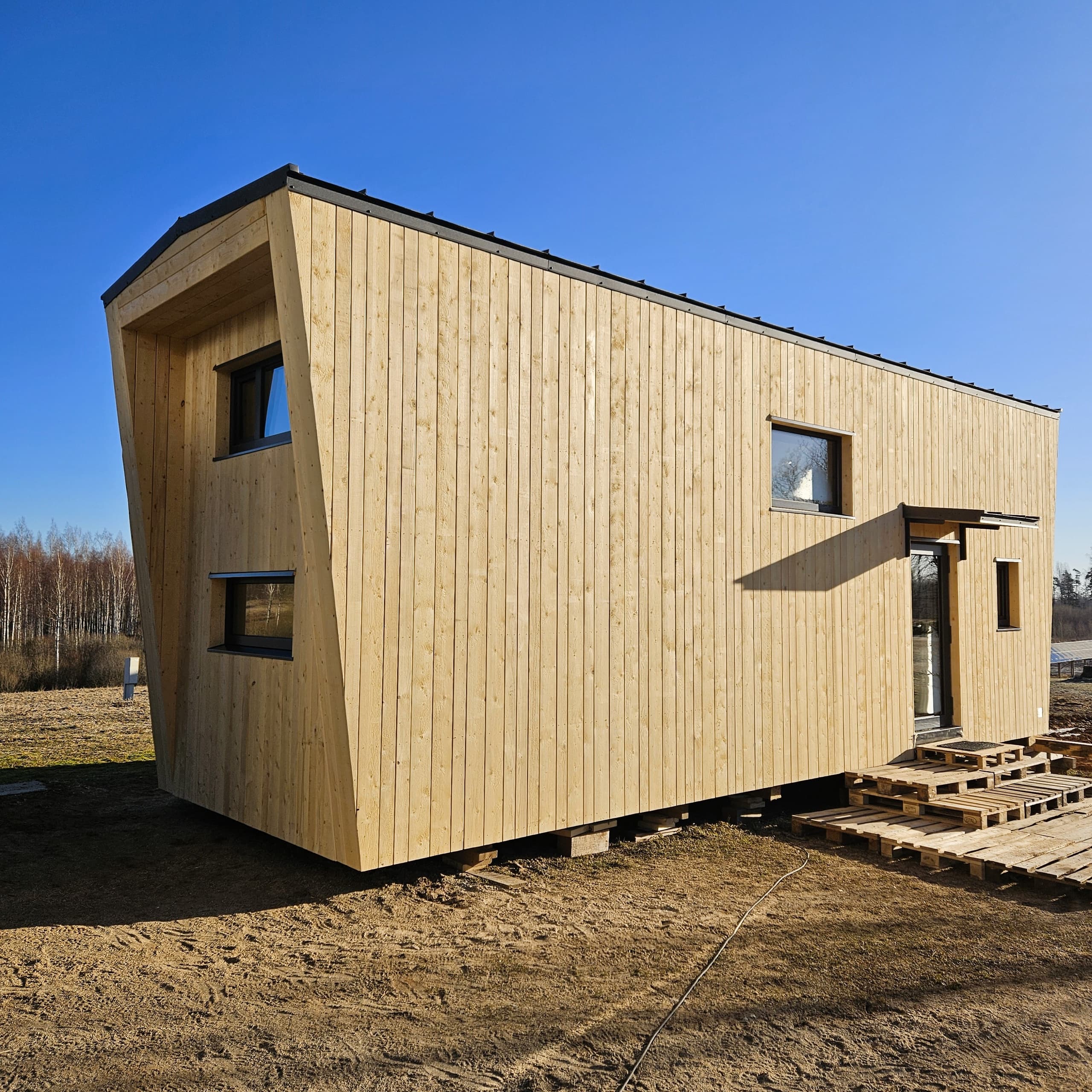 Tiny house Tiny Lars — 22 m², osobny pokój i dwie antresole — tinyhouse.lv (SIA "VECMEIRI")