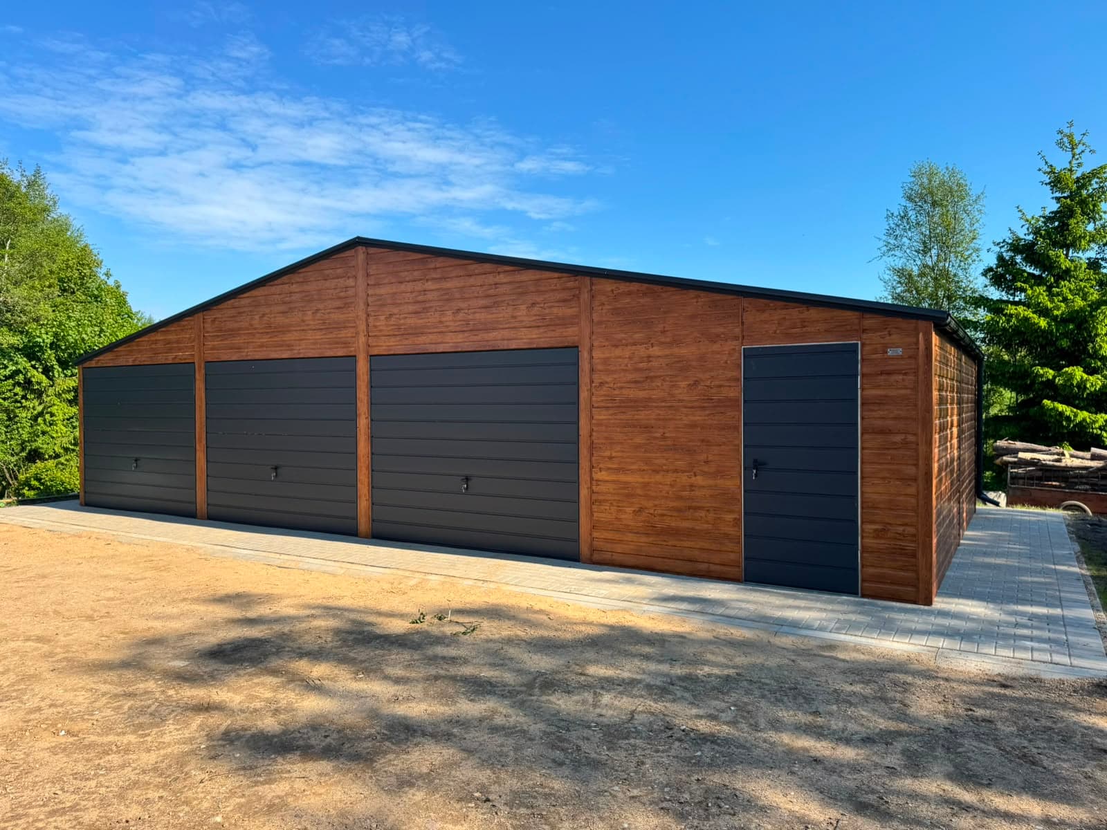 Garaż blaszany 12 × 6 m, trzy bramy uchylne, jasny orzech — TKD GARAGE (Halina Pietrzak)