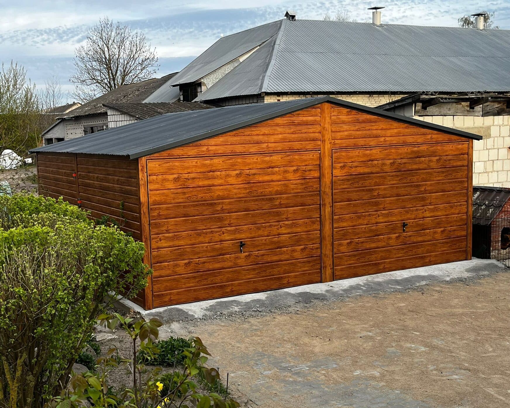 Garaż blaszany 6 × 5,8 m, jasny orzech, dwie bramy uchylne — TKD GARAGE (Halina Pietrzak)