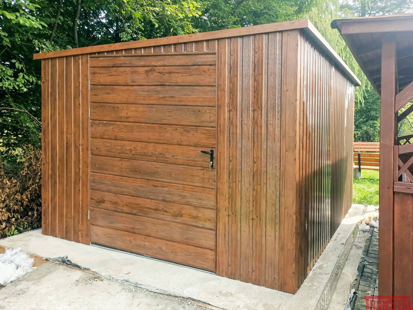 Domek ogrodowy blaszany 3 × 4 m, orzech, dach jednospadowy — TRANSTAL Bogumił Dudzik sp.k.