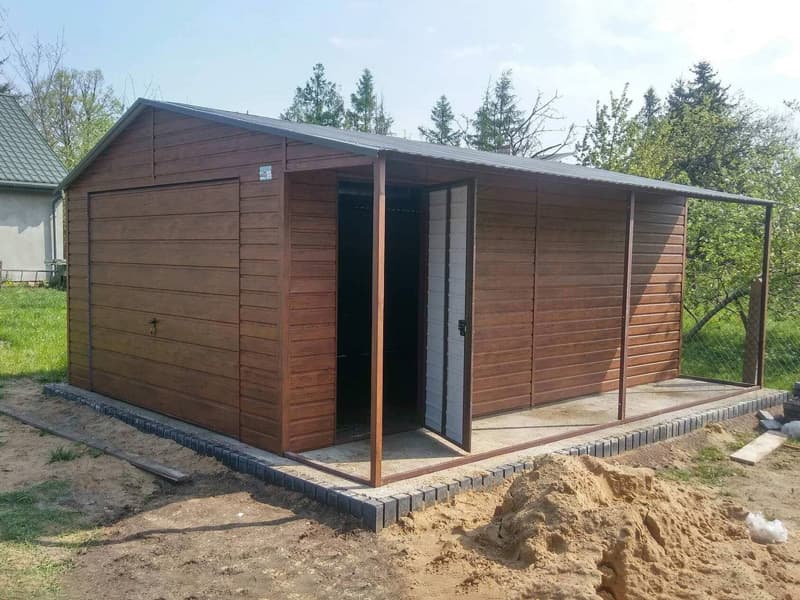 Garaż blaszany 4×5 m z boczną wiatą 1×5 m, drewnopodobny, dwuspadowy — model domu
