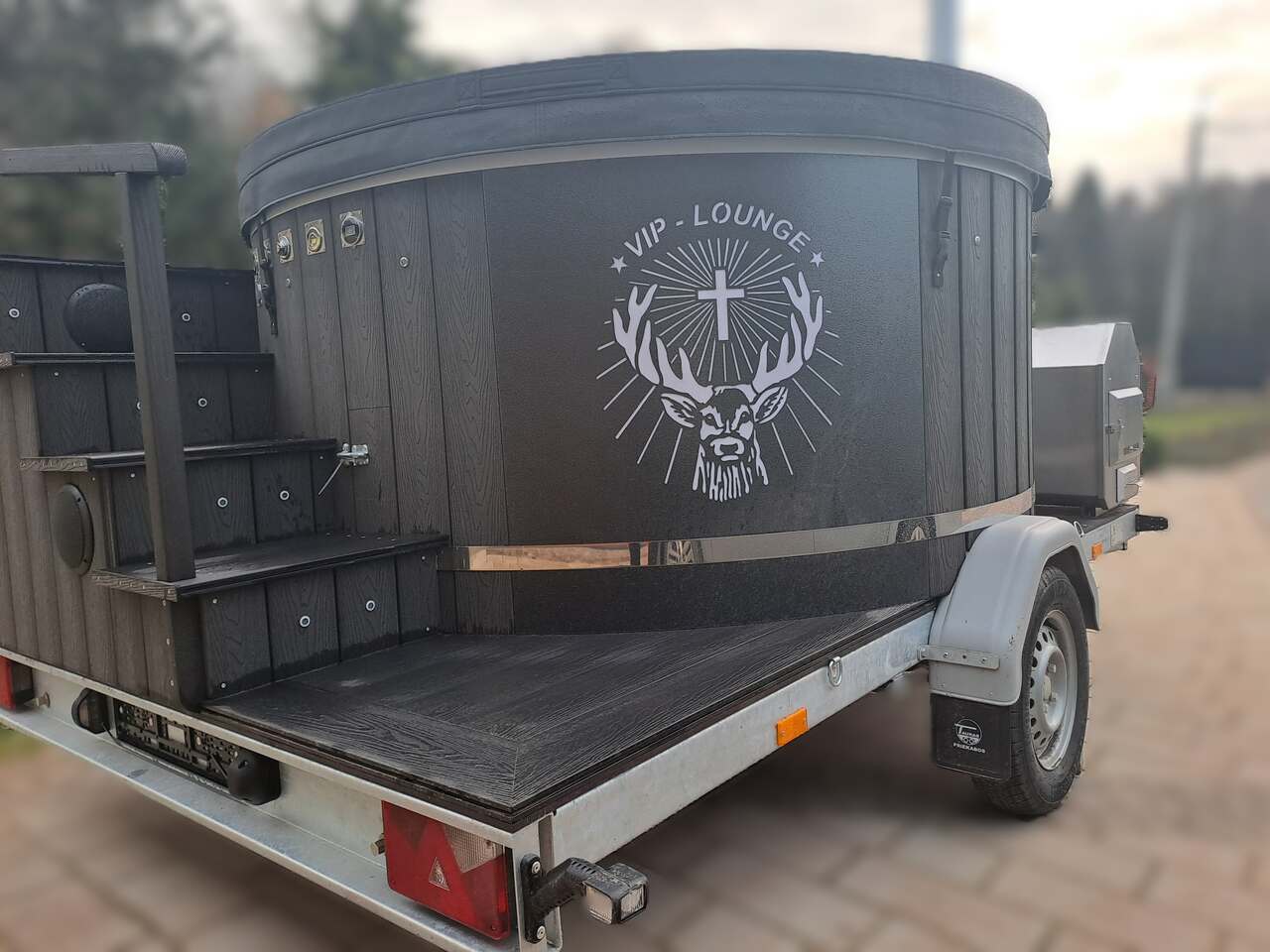 Balia mobilna HYPER na przyczepie, okrągła śr. 225 cm, piec zewnętrzny — VIP BANIA Sp. z o.o.