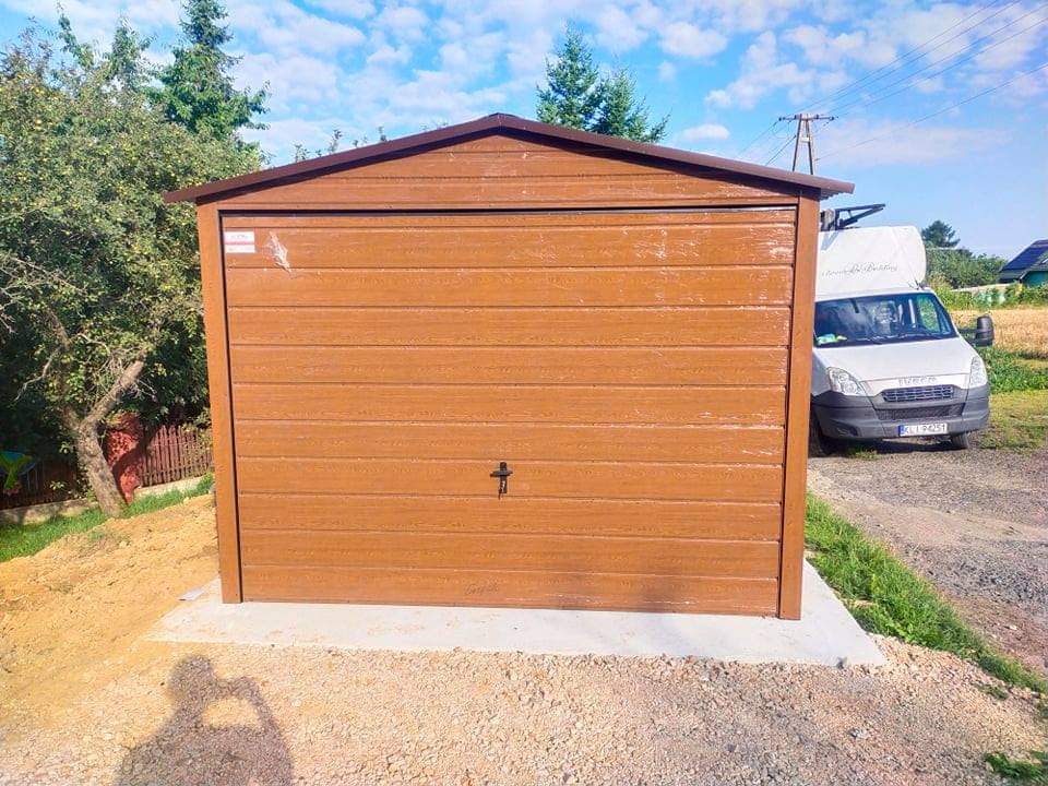 Garaż blaszany drewnopodobny 3 × 5 m z dachem dwuspadowym — 15 m² — Vistal — producent garaży blaszanych
