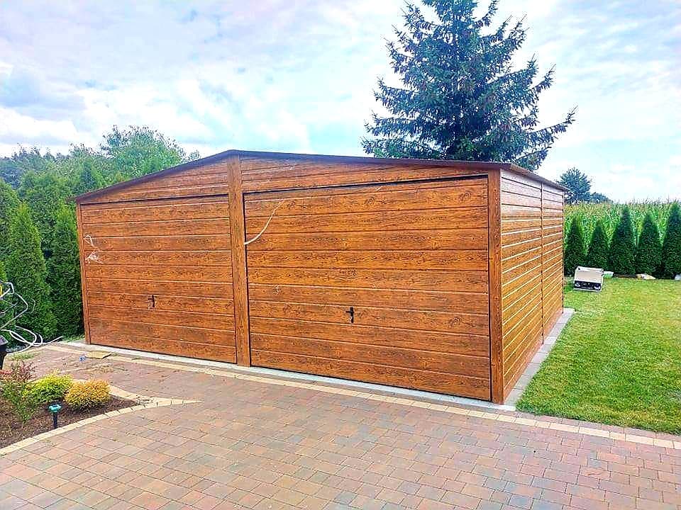 Garaż blaszany drewnopodobny 6 × 5,8 m z dwiema bramami uchylnymi — ok. 35 m² — Vistal — producent garaży blaszanych