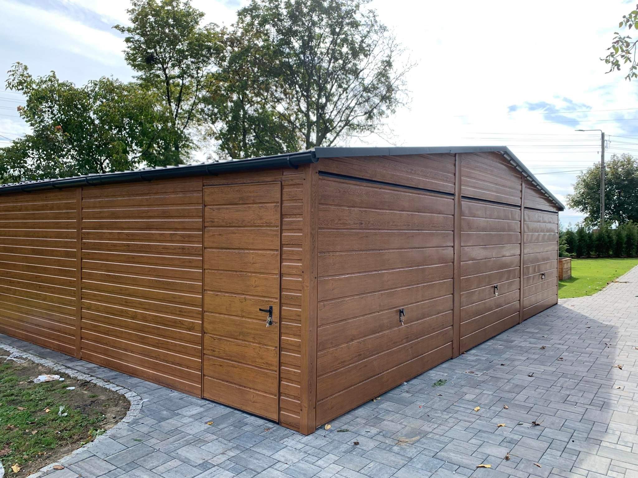 Garaż blaszany drewnopodobny 9 × 6 m z trzema bramami uchylnymi — 54 m² — Vistal — producent garaży blaszanych