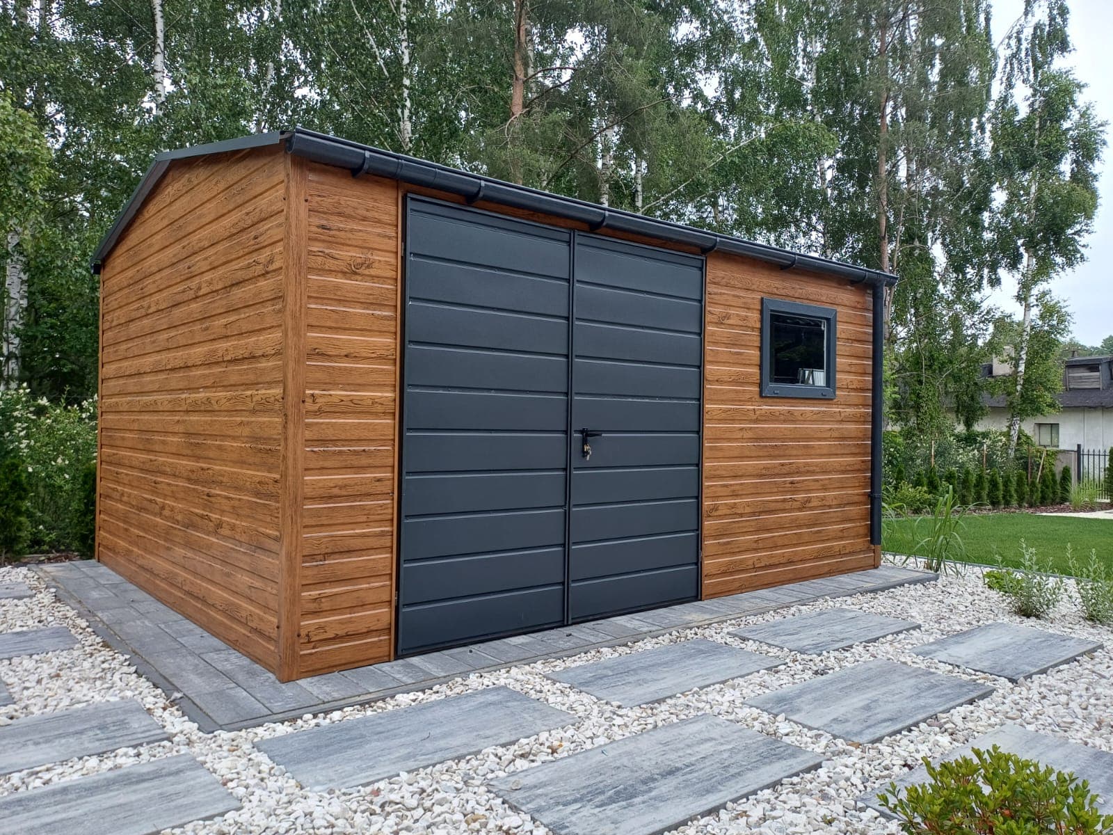 Domek ogrodowy blaszany 4,5 × 3,5 m, dach dwuspadowy, złoty dąb z bramą dwuskrzydłową — ZIMSTAL Renata Galica